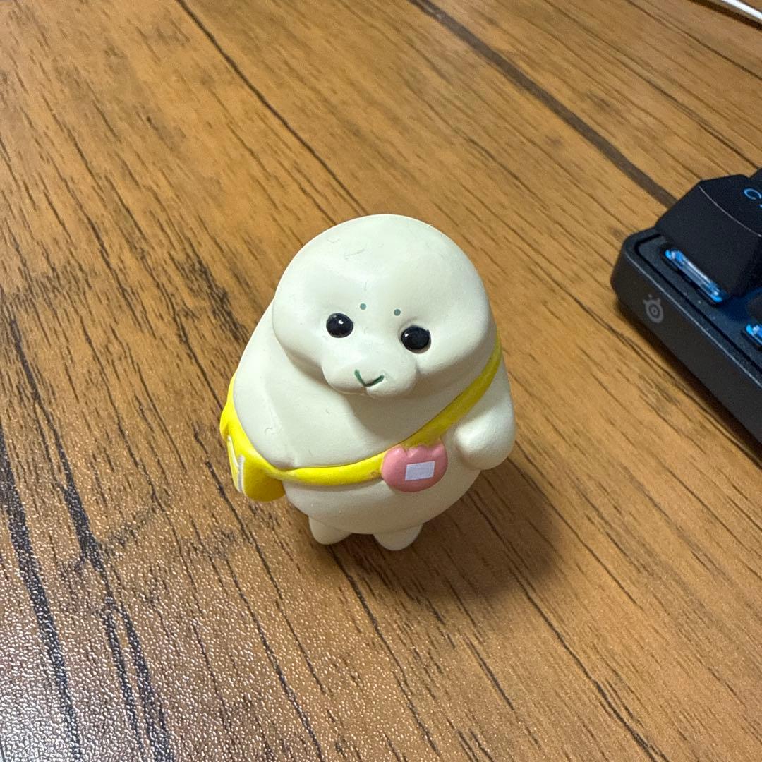 クリーム色のキャラクター フィギュア