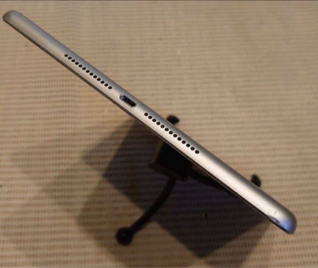 WXRJF完動品iPad第6世代(A1893)本体128GBシルバー送料込