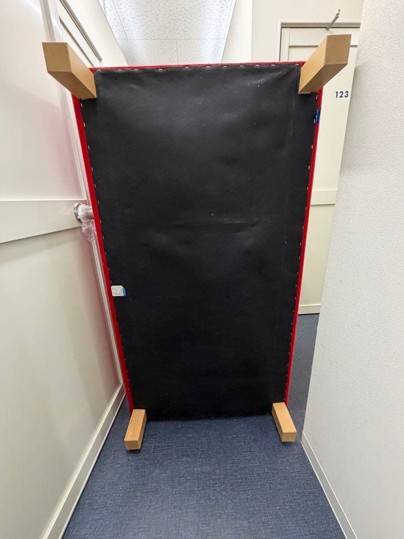 赤い布製ソファ 木製脚付 SOGOKAGU