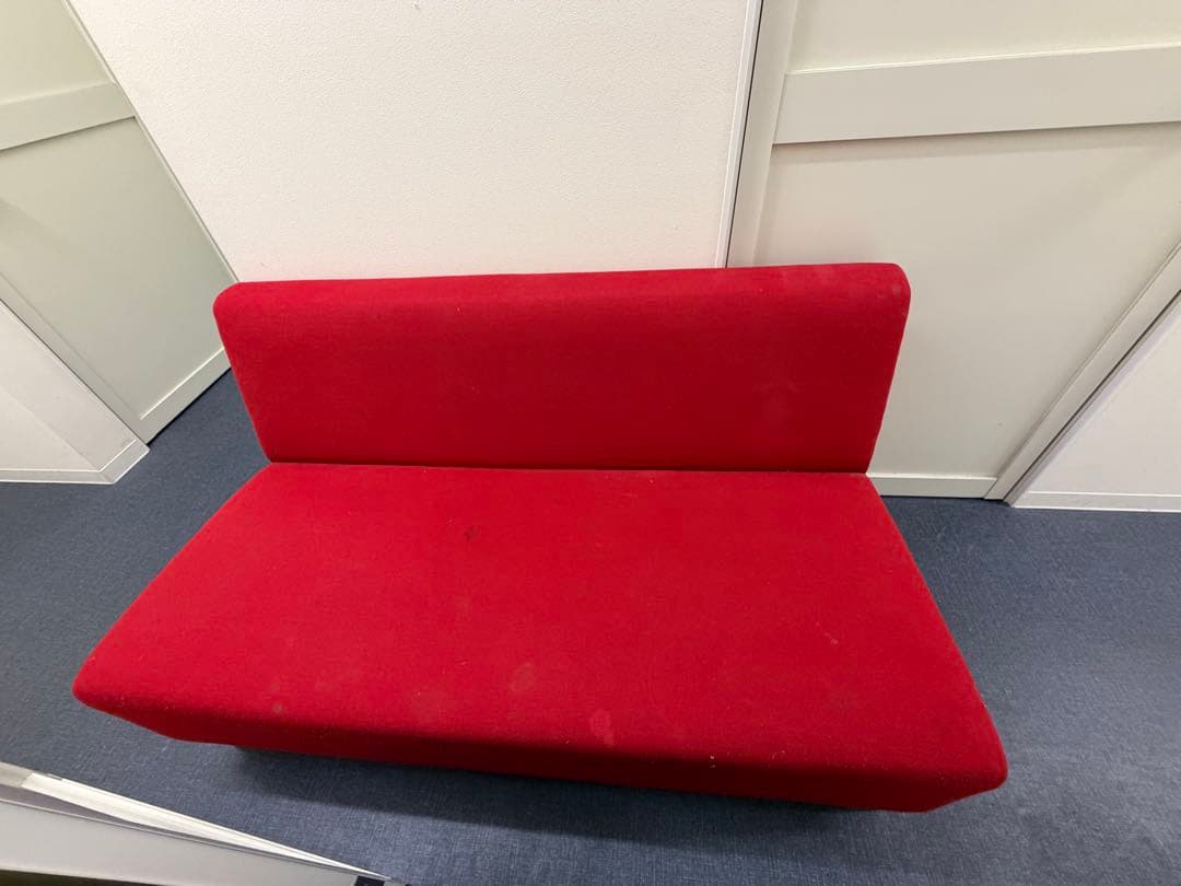 赤い布製ソファ 木製脚付 SOGOKAGU