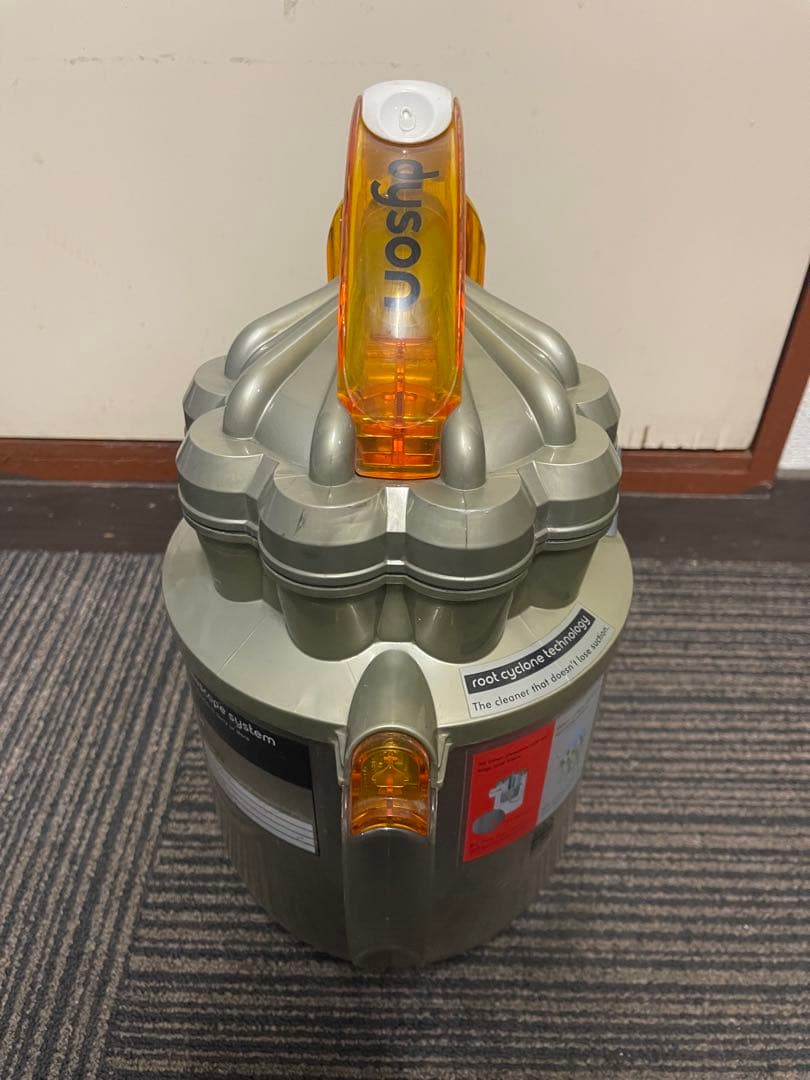 Dyson DC08T ALLERGYサイクロン式キャニスター掃除機です。