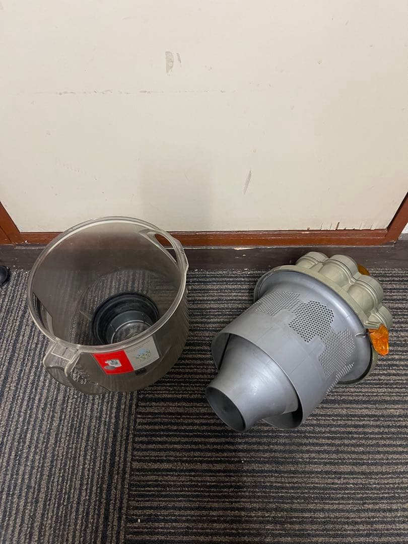 Dyson DC08T ALLERGYサイクロン式キャニスター掃除機です。