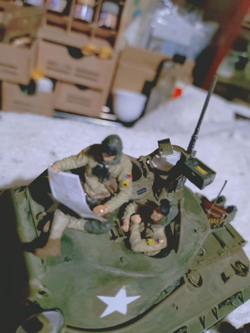 厳寒特価セール！完成品シャーマンM4イージー8 1/35スケールフィギュア