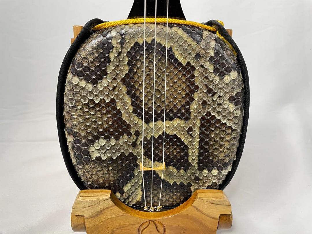 照喜名三味線店 黒檀棹・本皮1枚張り 沖縄三線