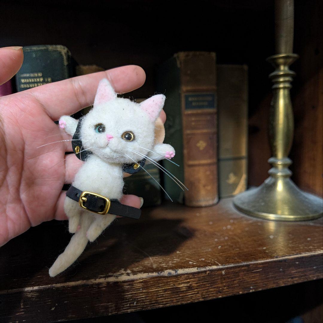 豆猫HOLDCATキーホルダー No.4 白猫オッドアイ〜特製豆猫トレカ付き