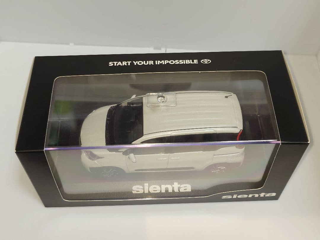 トヨタ 新型シエンタ ホワイト カラーサンプル ミニカー 1/30 非売品
