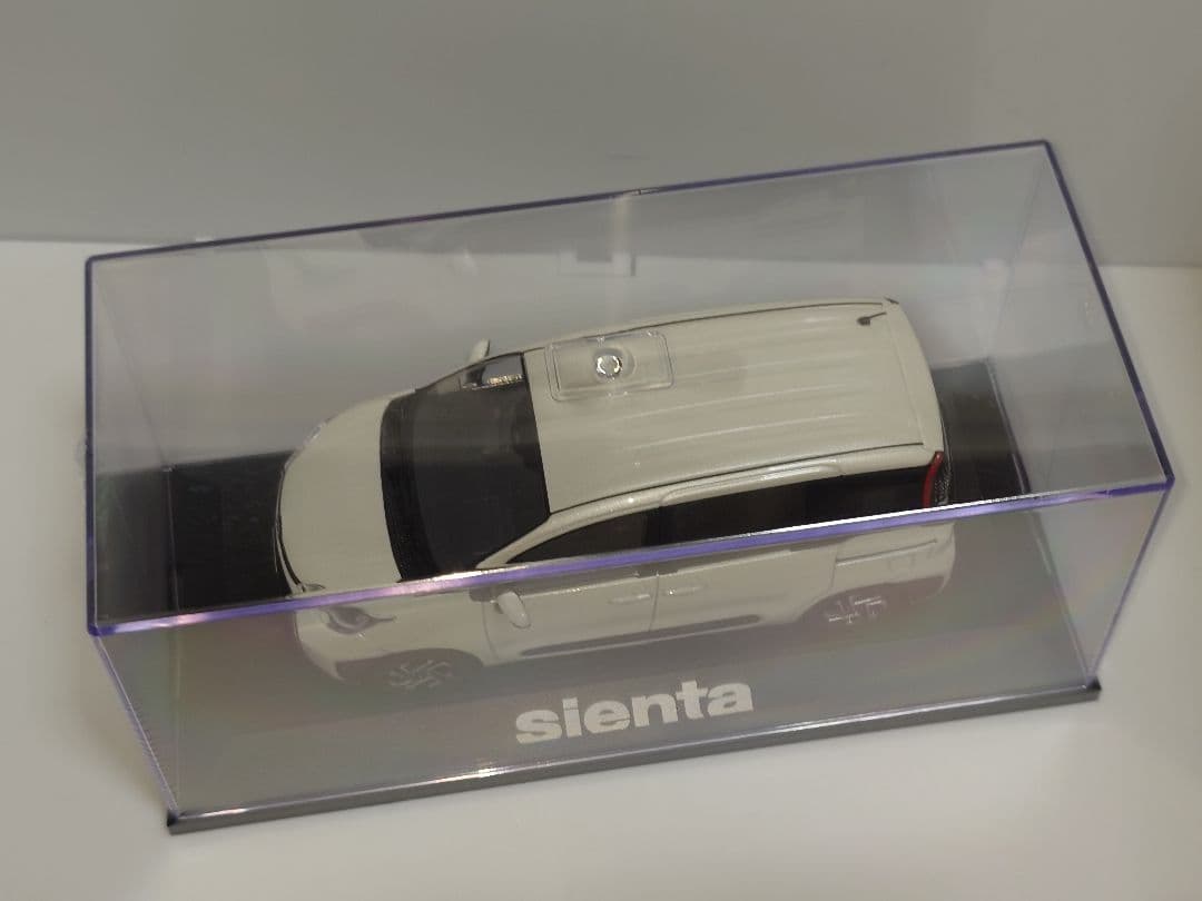 トヨタ 新型シエンタ ホワイト カラーサンプル ミニカー 1/30 非売品