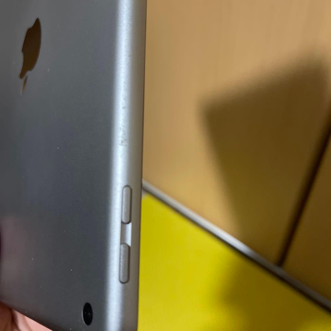 iPad第6世代　カバー付き