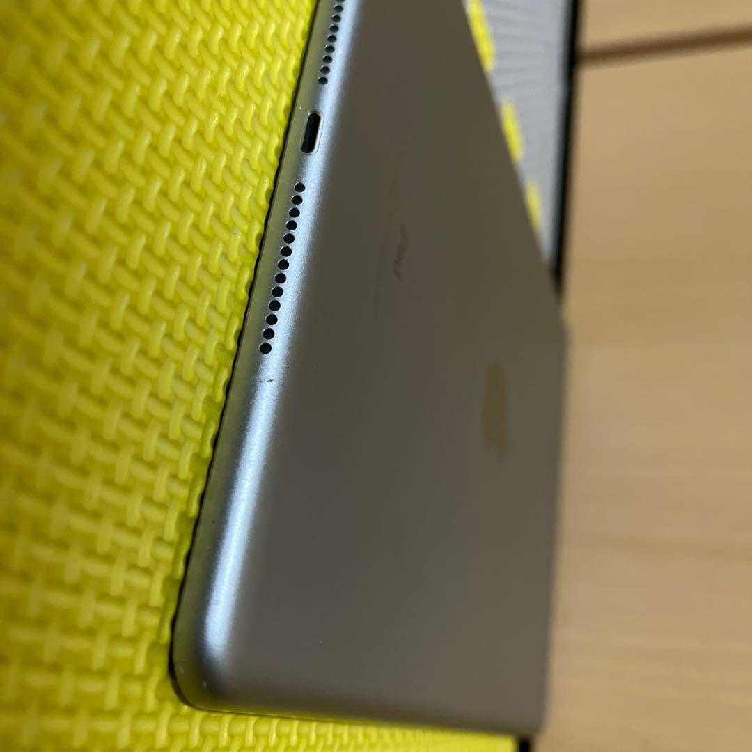 iPad第6世代　カバー付き