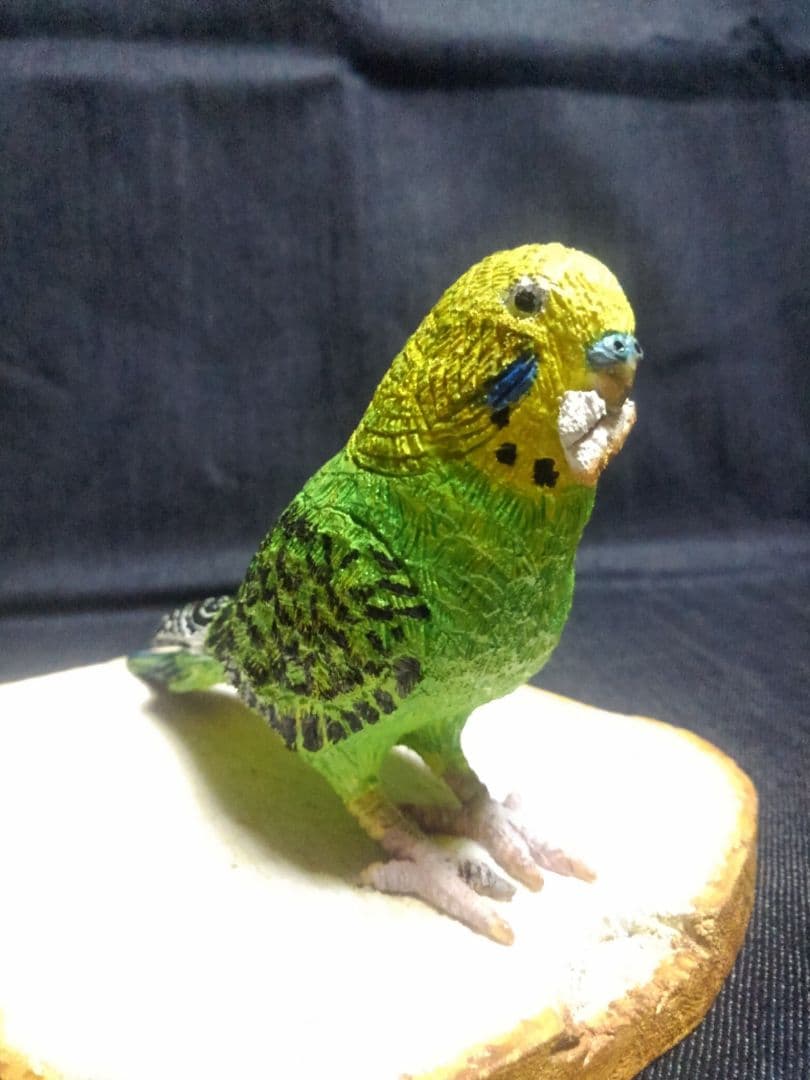 実物大 木彫りのセキセイインコと食パン