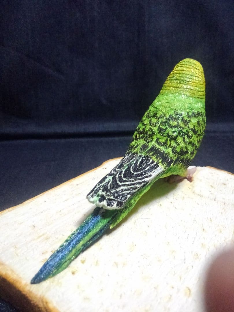 実物大 木彫りのセキセイインコと食パン