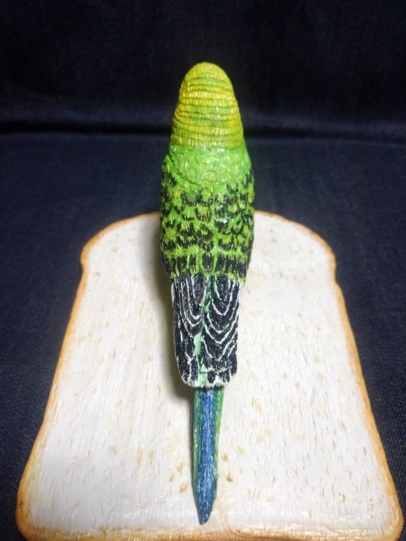 実物大 木彫りのセキセイインコと食パン