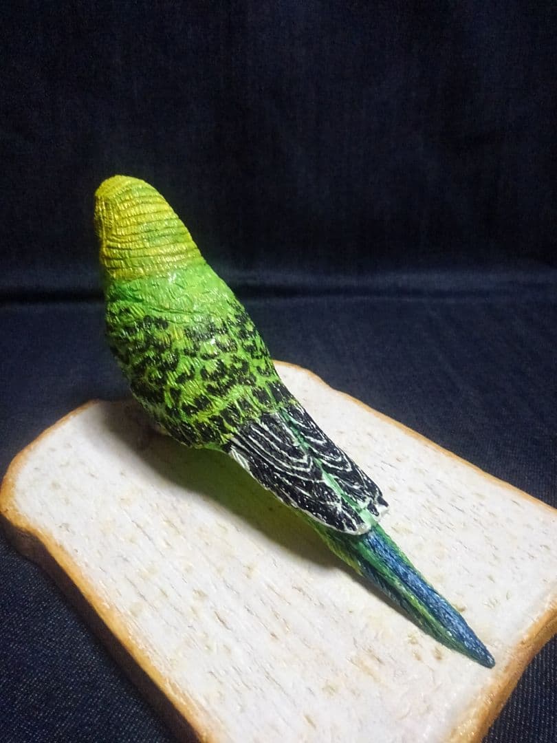 実物大 木彫りのセキセイインコと食パン