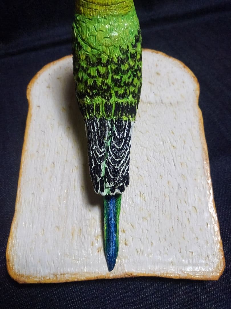 実物大 木彫りのセキセイインコと食パン