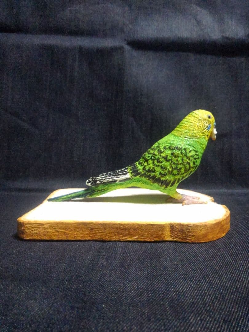 実物大 木彫りのセキセイインコと食パン