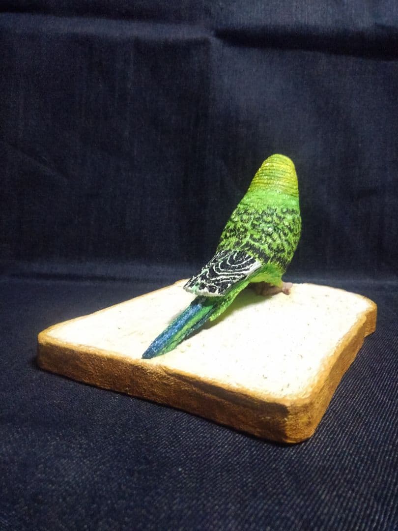 実物大 木彫りのセキセイインコと食パン