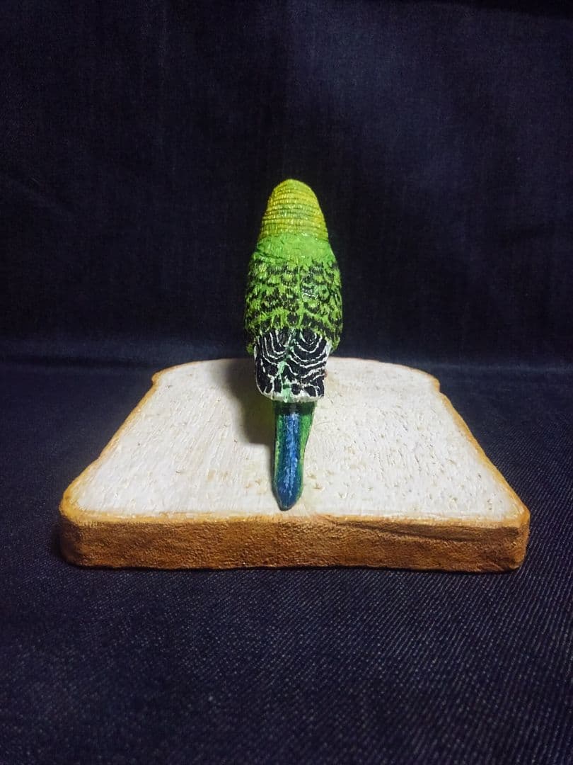 実物大 木彫りのセキセイインコと食パン