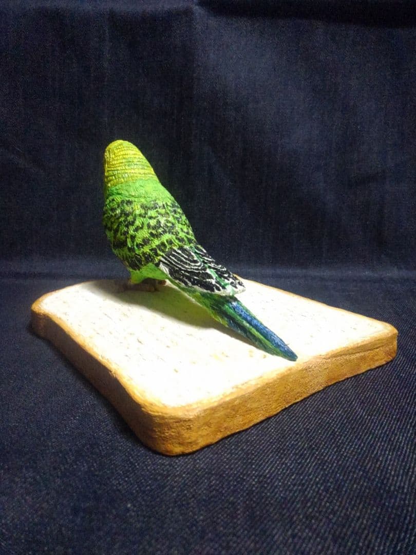 実物大 木彫りのセキセイインコと食パン