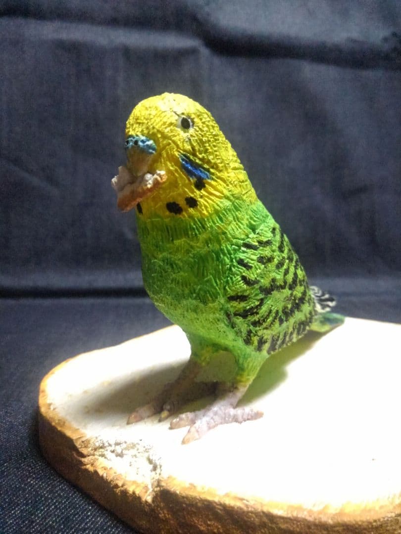 実物大 木彫りのセキセイインコと食パン