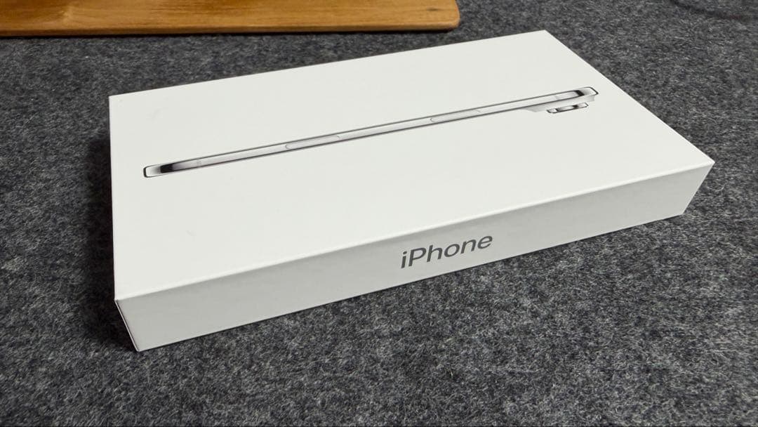 美品iPhone Air 256GBクラウドホワイトSIMフリー MOVAS付