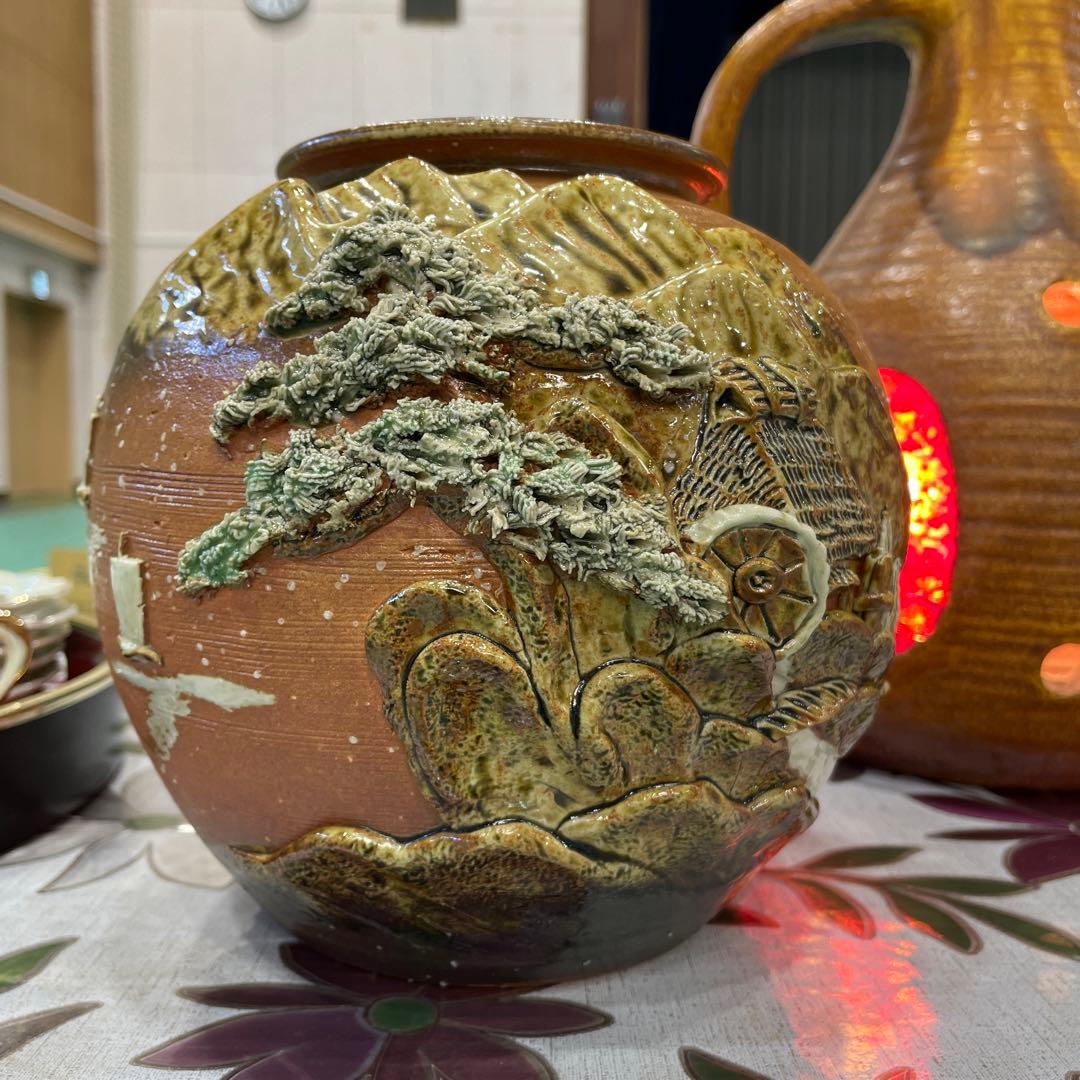 信楽焼の山と松の彫刻花瓶