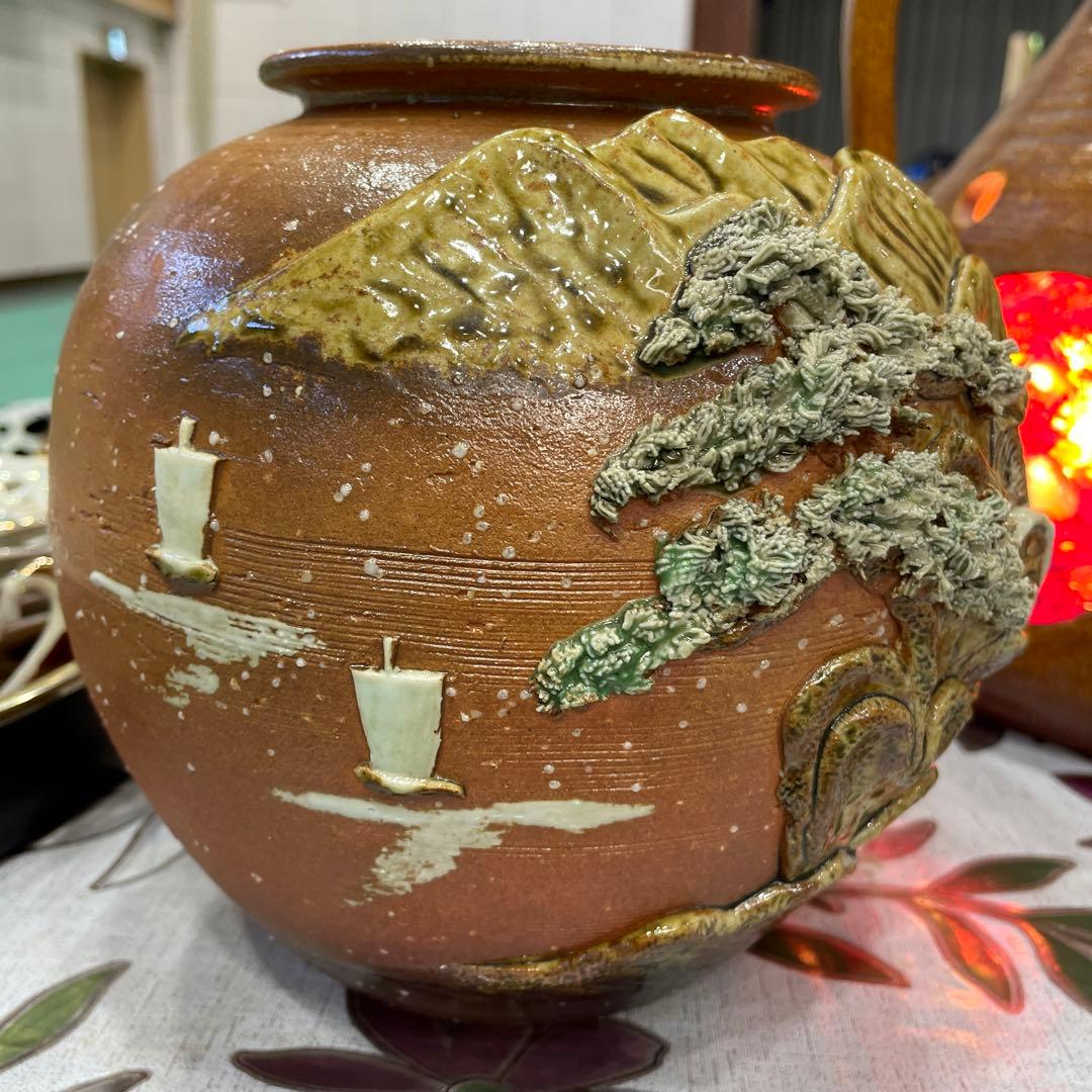 信楽焼の山と松の彫刻花瓶