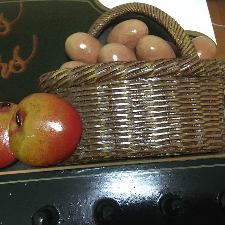 パリで購入 フルーツと卵の入ったカゴの木彫り入り壁掛け　要在庫確認