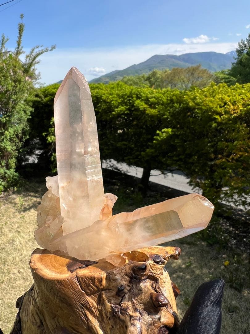 649 マダガスカル産ピンク水晶クラスター　台座付き