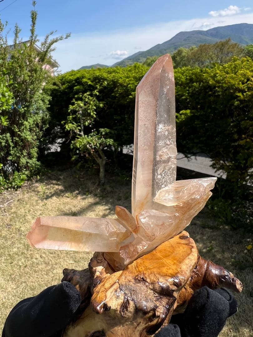 649 マダガスカル産ピンク水晶クラスター　台座付き