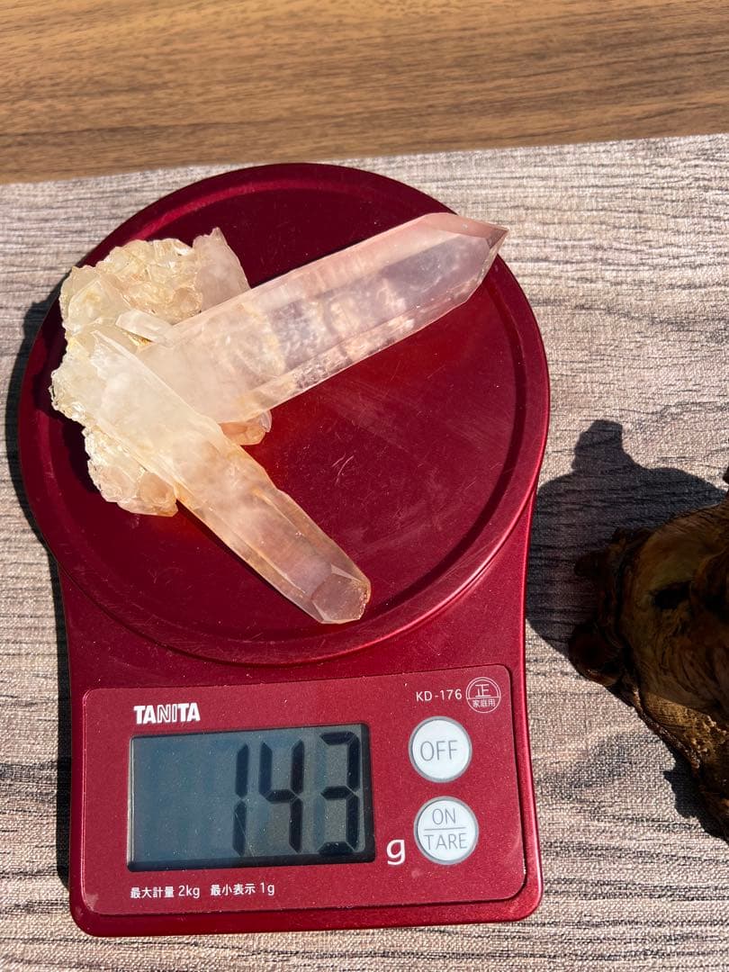 649 マダガスカル産ピンク水晶クラスター　台座付き