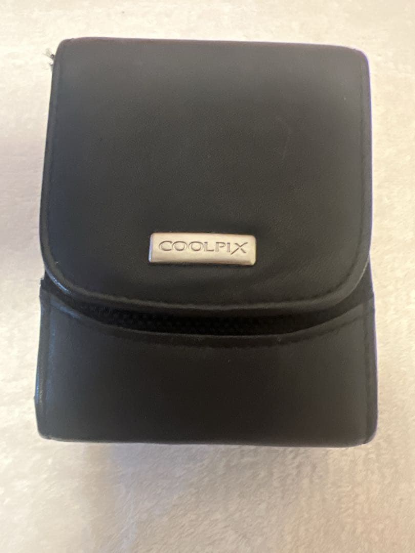 【美品】Nikon COOLPIX P50 コンデジ　単三電池使用　専用ケース