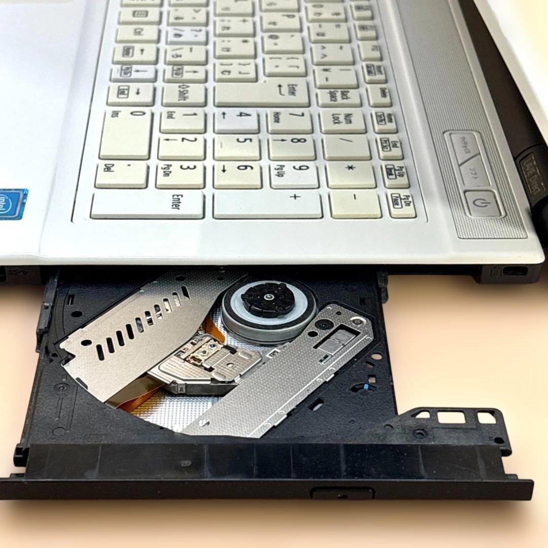 極美品・バッテリー良好！ノートパソコン白/DVDマルチ/カメラ/大画面15.6型