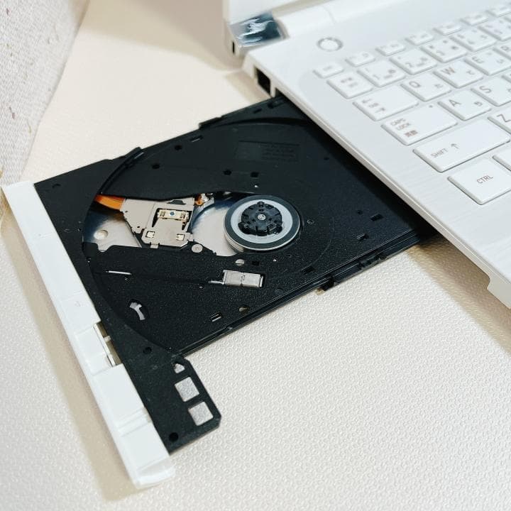 かわいいホワイト✨人気の東芝ノートパソコン｜爆速SSD512GB｜カメラ付き