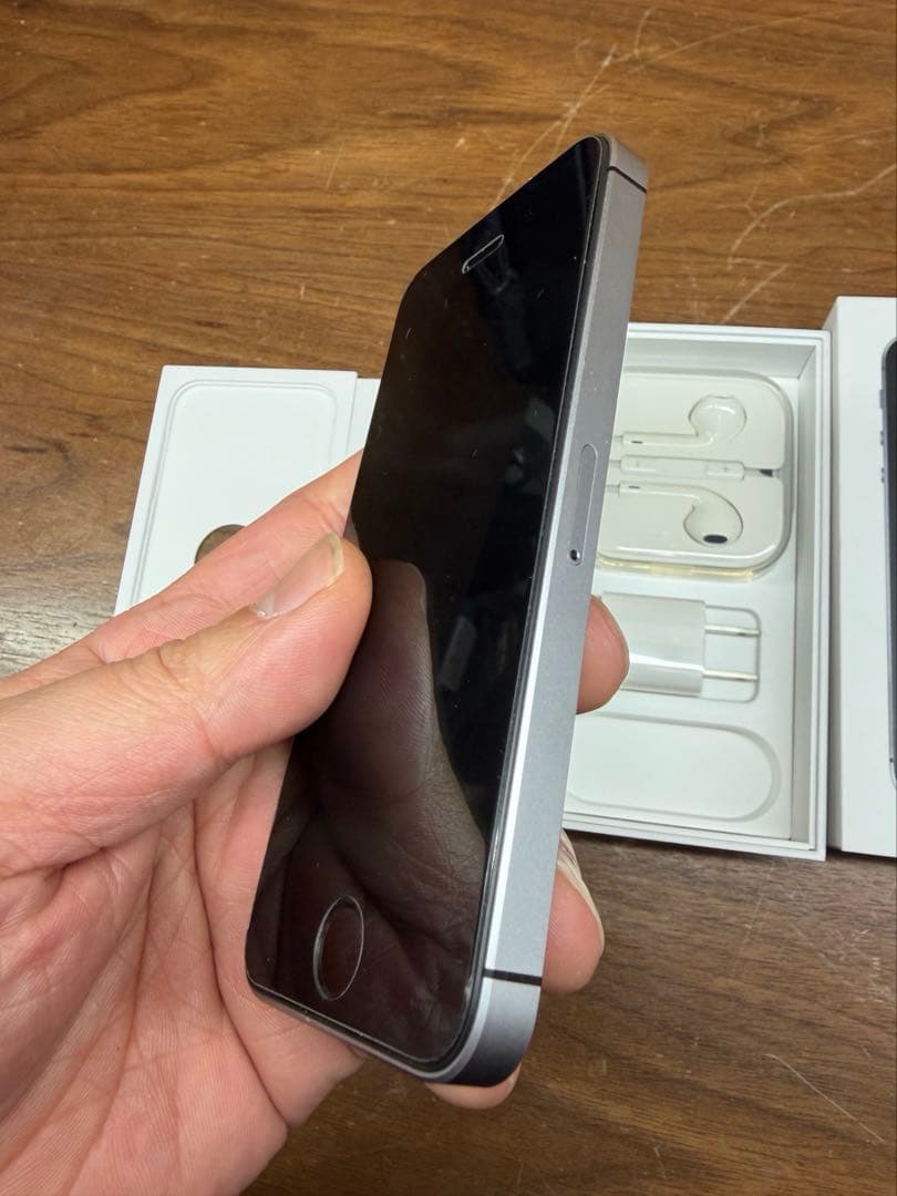 Apple iPhone SE (第1世代) スペースグレー　32GB 美品