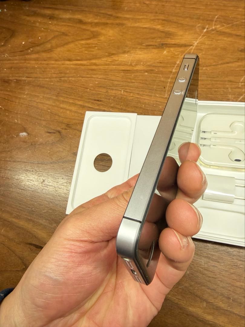 Apple iPhone SE (第1世代) スペースグレー　32GB 美品