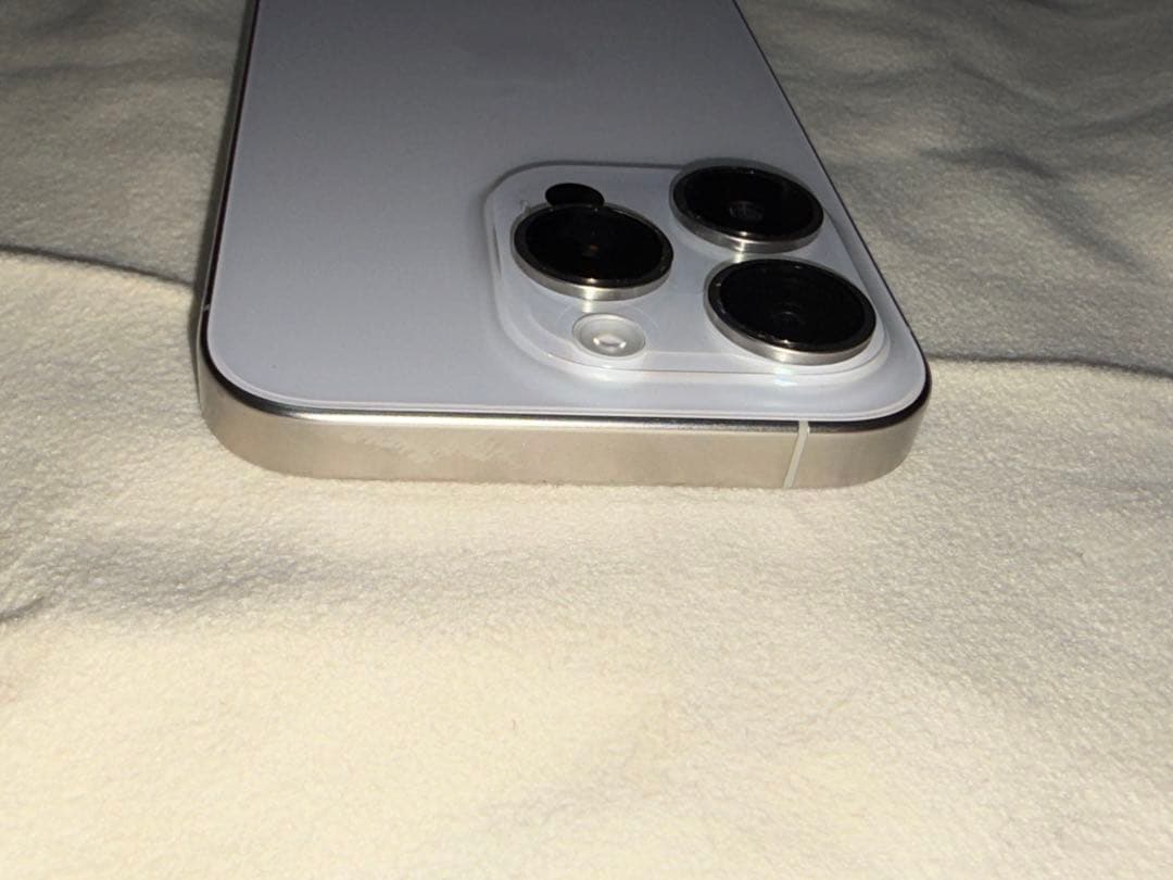 Apple iPhone15pro 128GB ホワイトチタニウム　SIMフリー