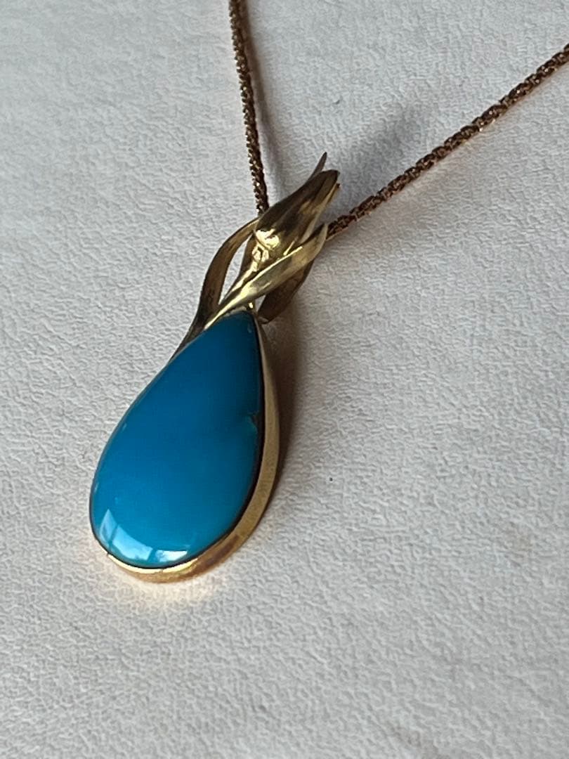 Ｋ１８ゴールドチューリップ天然石ターコイズに映えるペンダントトップ