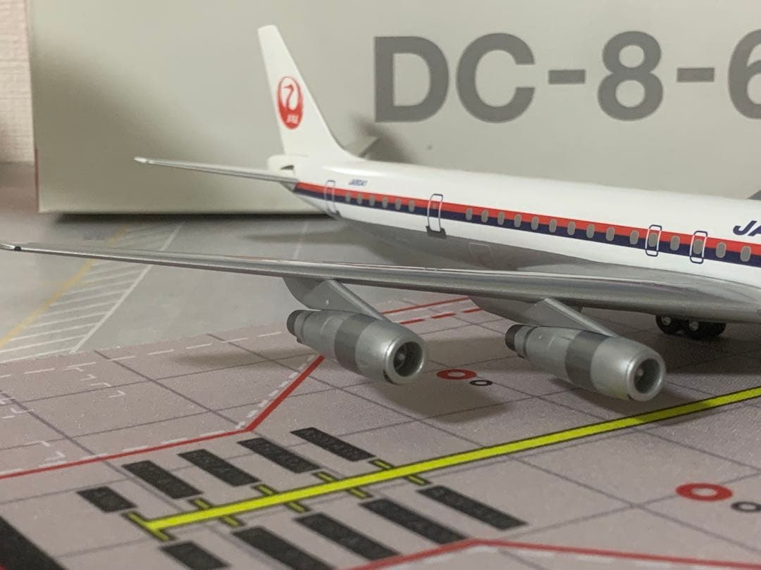 ｊａｌｕｘ公式モデル１／２００日航ＤＣ８－６１プラスティック樹脂製完成品