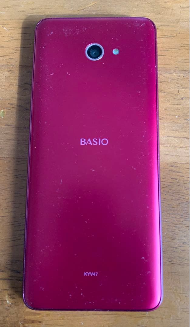 BASIO4 KYV47 au ワインレッド 送料無料　充電台付
