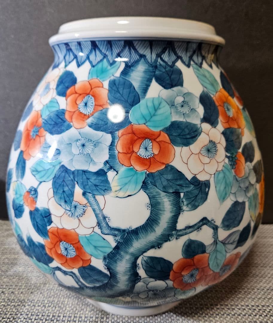 鍋島焼　老舗　畑萬陶苑作　色鍋島　山茶花大壺　飾壺　オブジェ　高さ約26.2cm