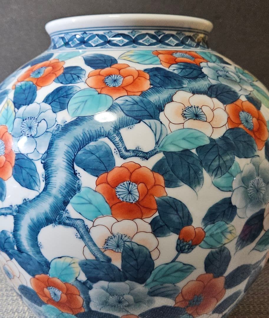 鍋島焼　老舗　畑萬陶苑作　色鍋島　山茶花大壺　飾壺　オブジェ　高さ約26.2cm