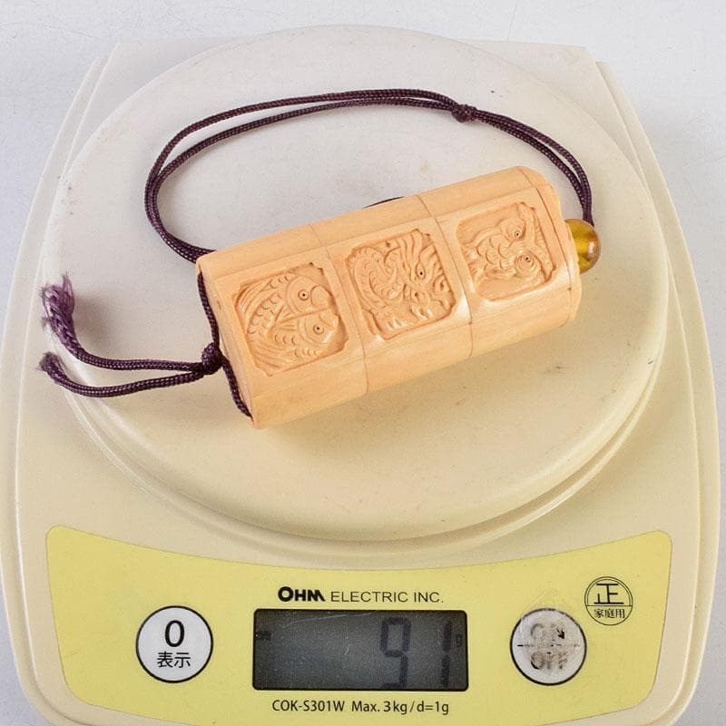 時代提げ物　獣骨彫刻　梟龍魚彫　印籠　薬入　緒締め玉　C　9204