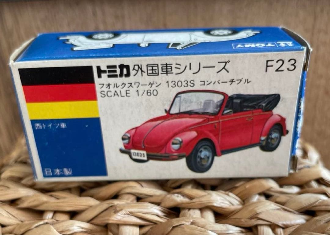 〈トミカ〉F23 フォルクスワーゲン コンバーチブル 黒×赤(日本製)