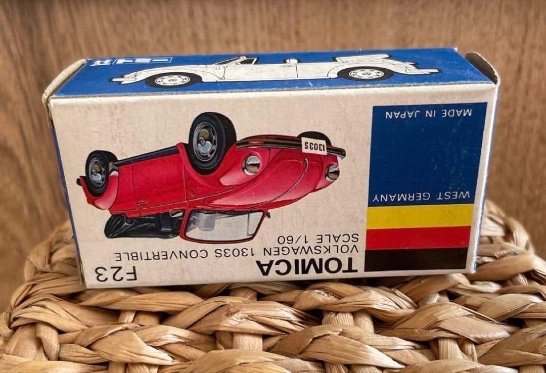 〈トミカ〉F23 フォルクスワーゲン コンバーチブル 黒×赤(日本製)