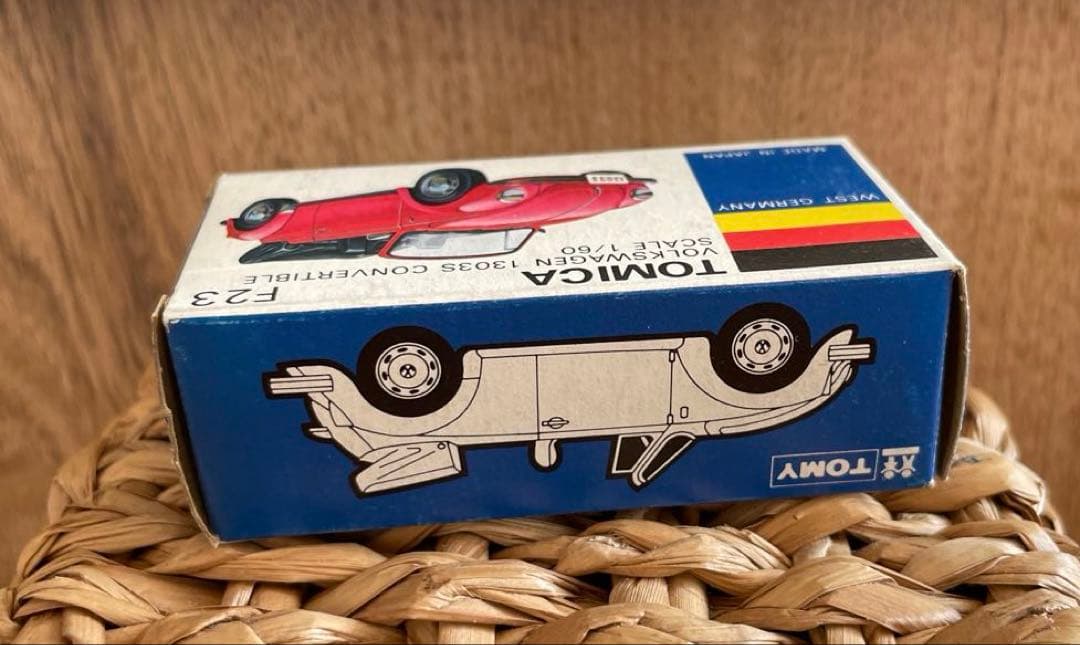 〈トミカ〉F23 フォルクスワーゲン コンバーチブル 黒×赤(日本製)