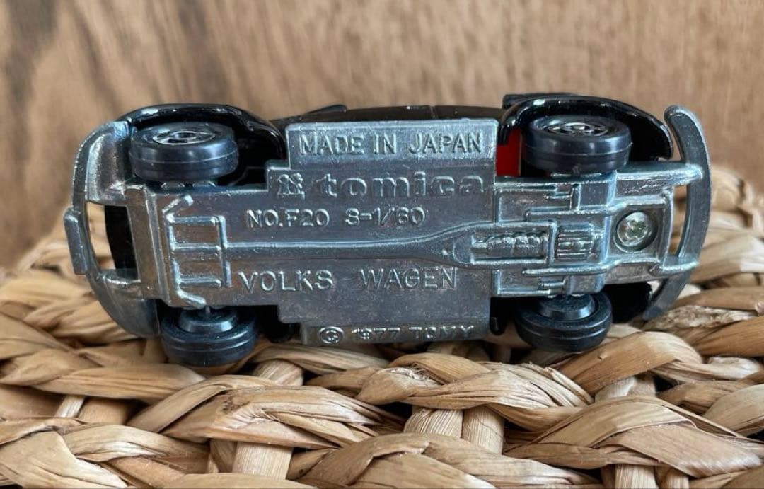 〈トミカ〉F23 フォルクスワーゲン コンバーチブル 黒×赤(日本製)