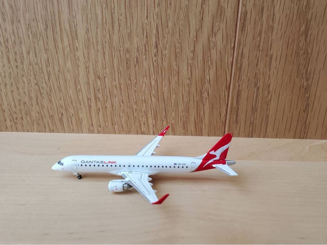 航空機・ヘリコプター 1/400 QANTAS Airlines EMBRAER ERJ-190