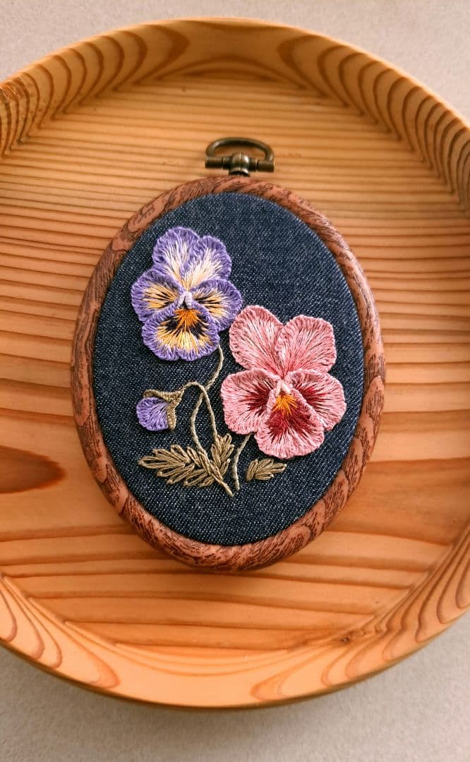 【専用】ハンドメイド　刺繍ブローチ