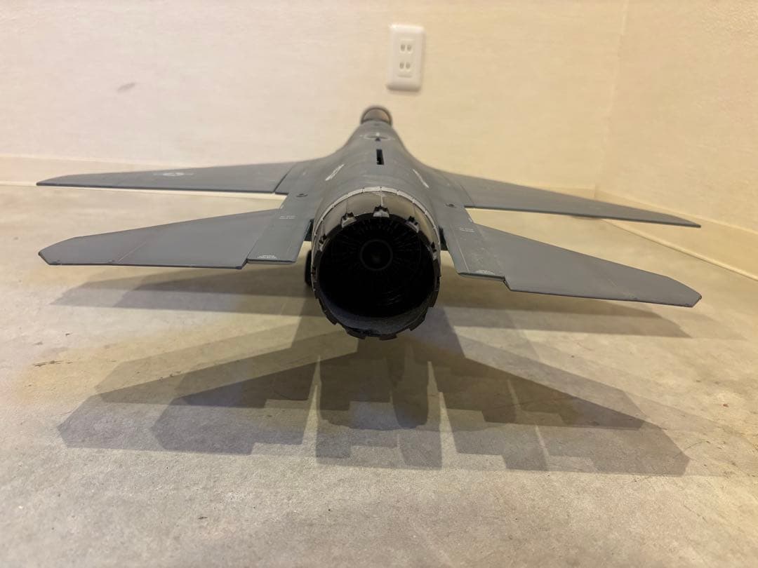 エリートフォース 1/18 F-16パイロット、ラダー付き　やっち