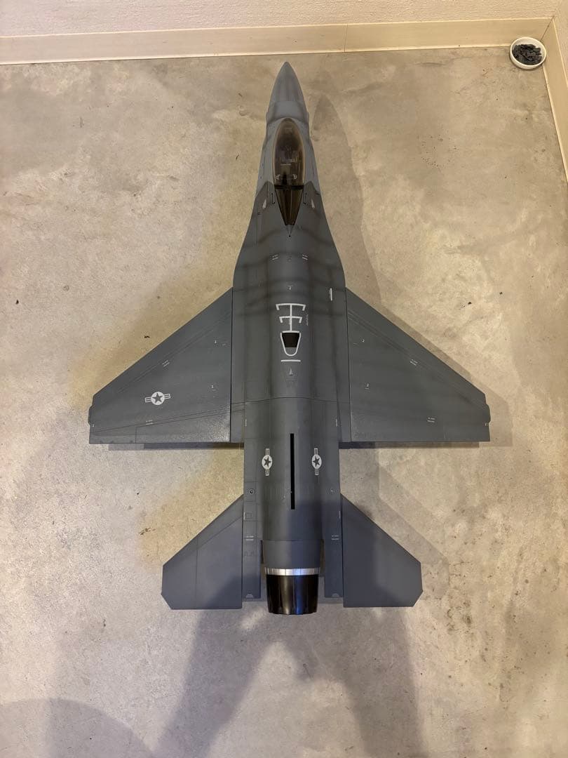 エリートフォース 1/18 F-16パイロット、ラダー付き　やっち